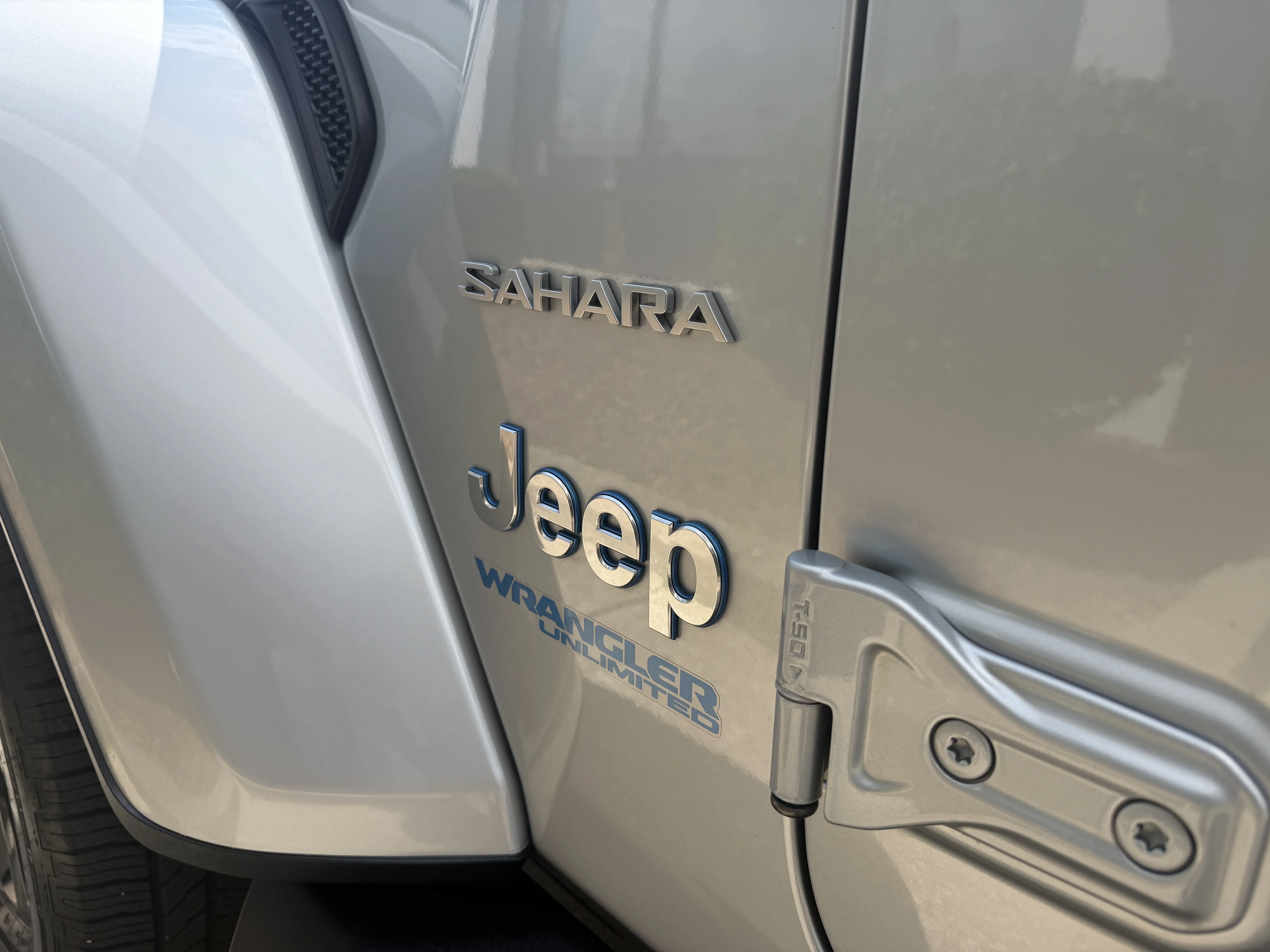 Used 2022 Silver Zynith Clearcoat Jeep Unlimited Sahara image 19