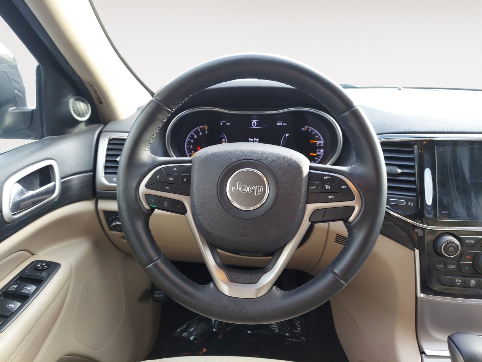 Used 2019 Granite Crystal Metallic Clearcoat Jeep Laredo E image 13