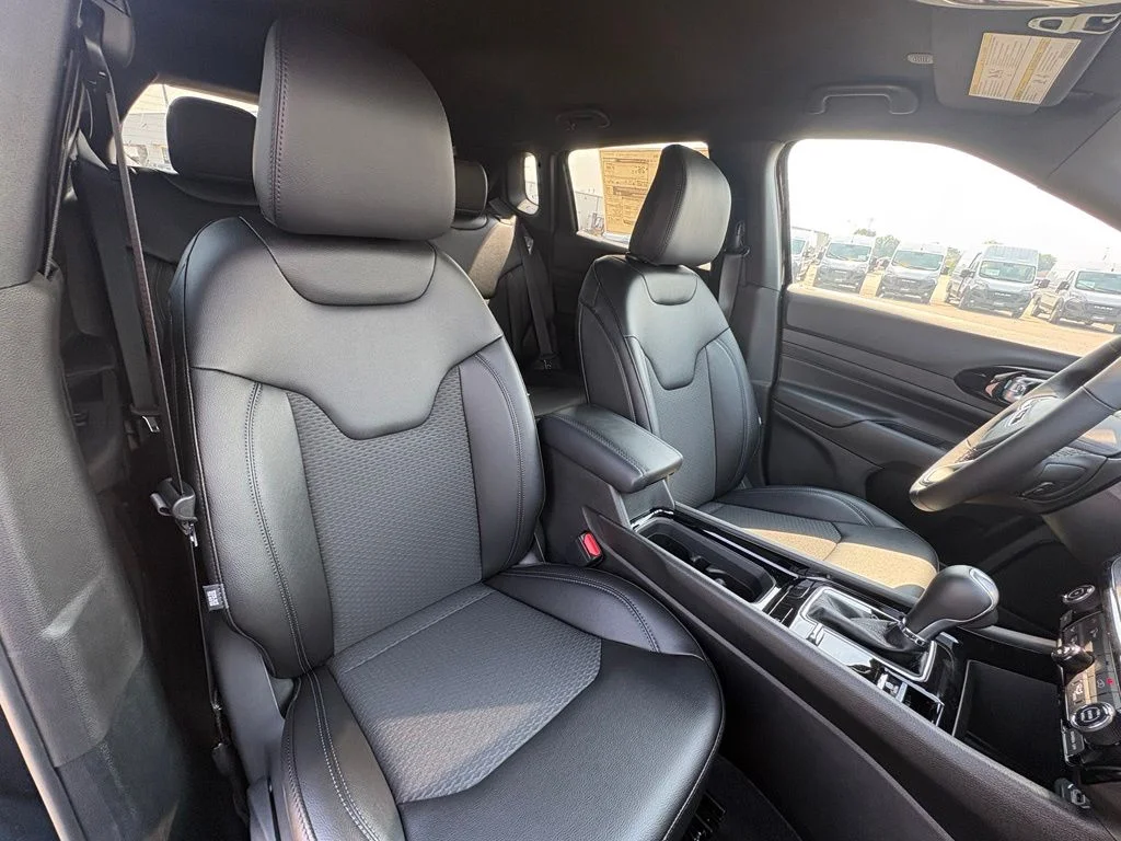 New 2026 Diamond Black Crystal Pearl-Coat Exterior Paint Jeep Latitude image 30