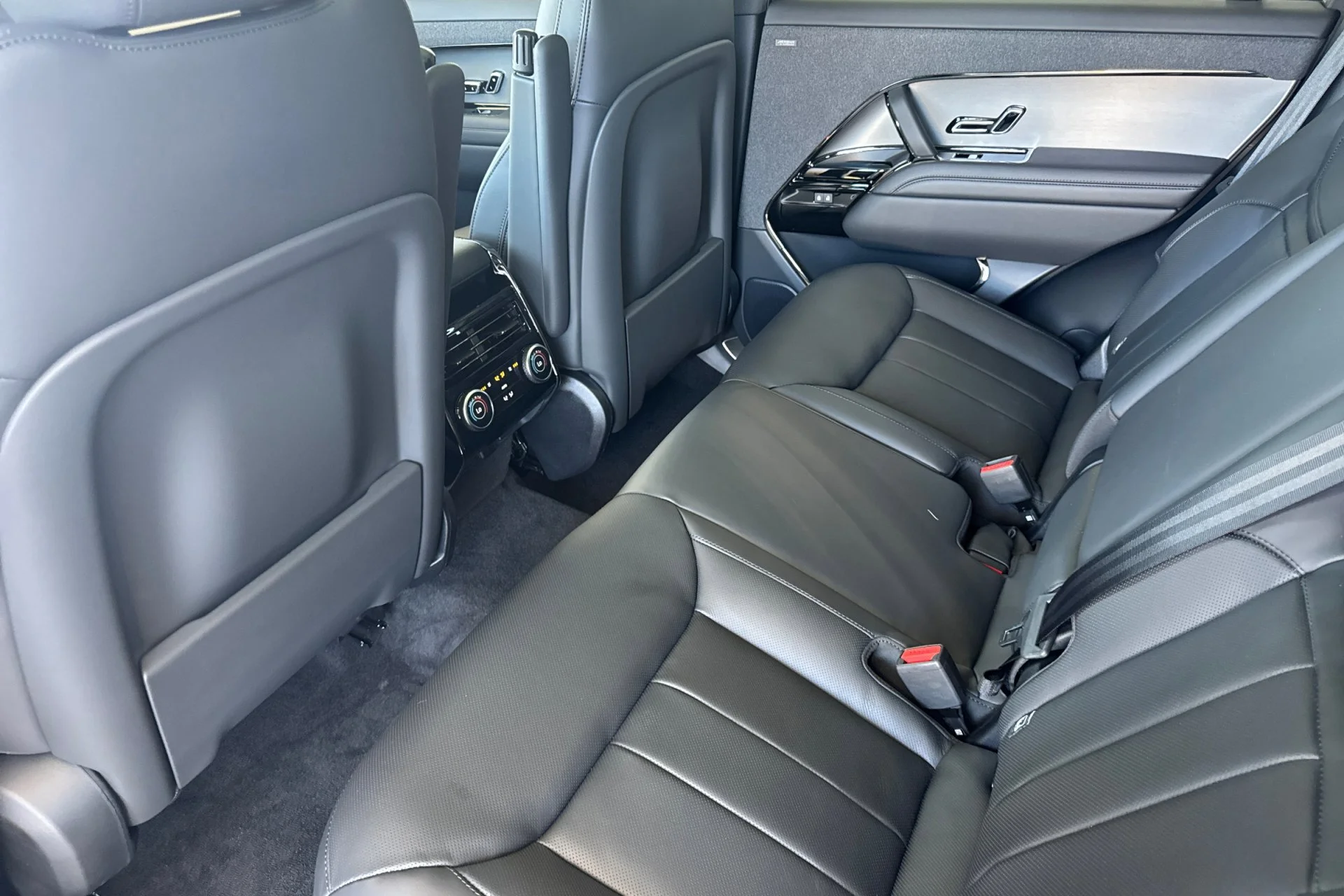 New 2026 Santorini Black Land Rover SE image 4