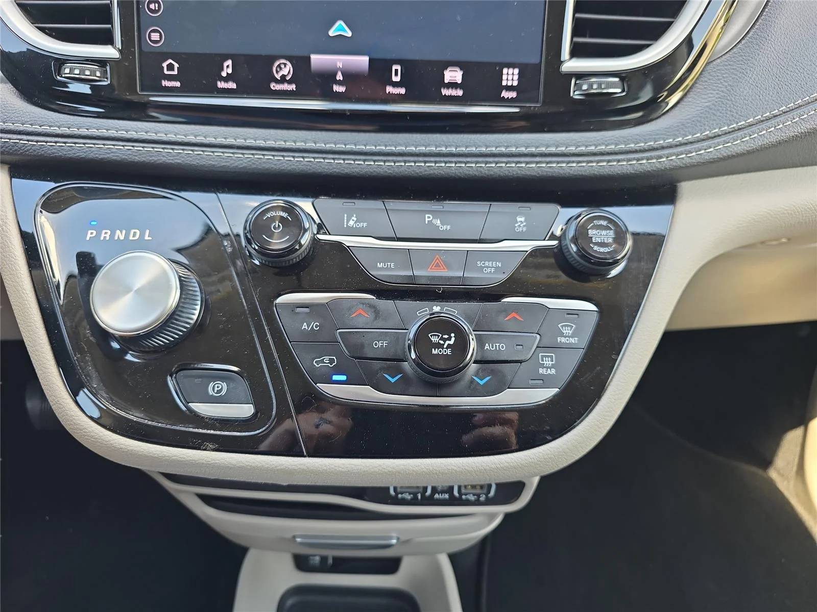 Used 2024 Black Chrysler Hybrid Select image 28