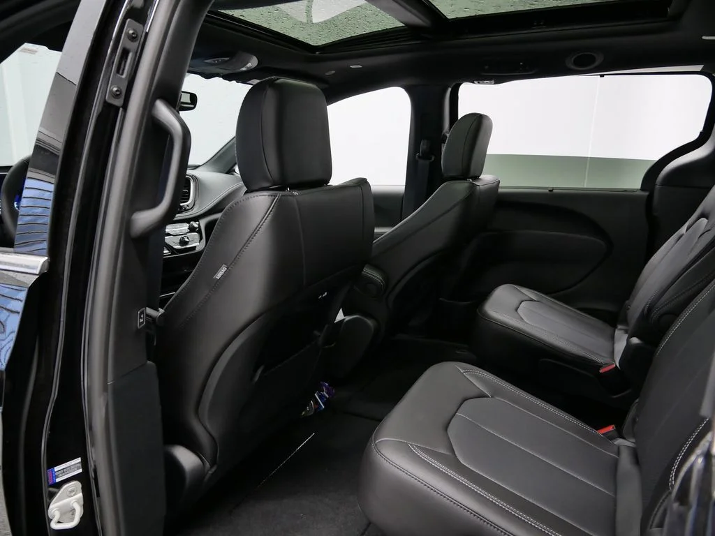 2026 Chrysler Pacifica Select - Photo 9