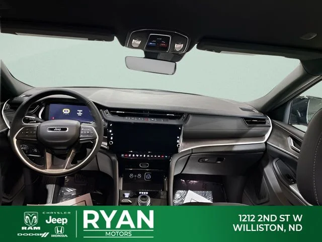New 2026 Diamond Black Crystal Pearl-Coat Exterior Paint Jeep Laredo image 9