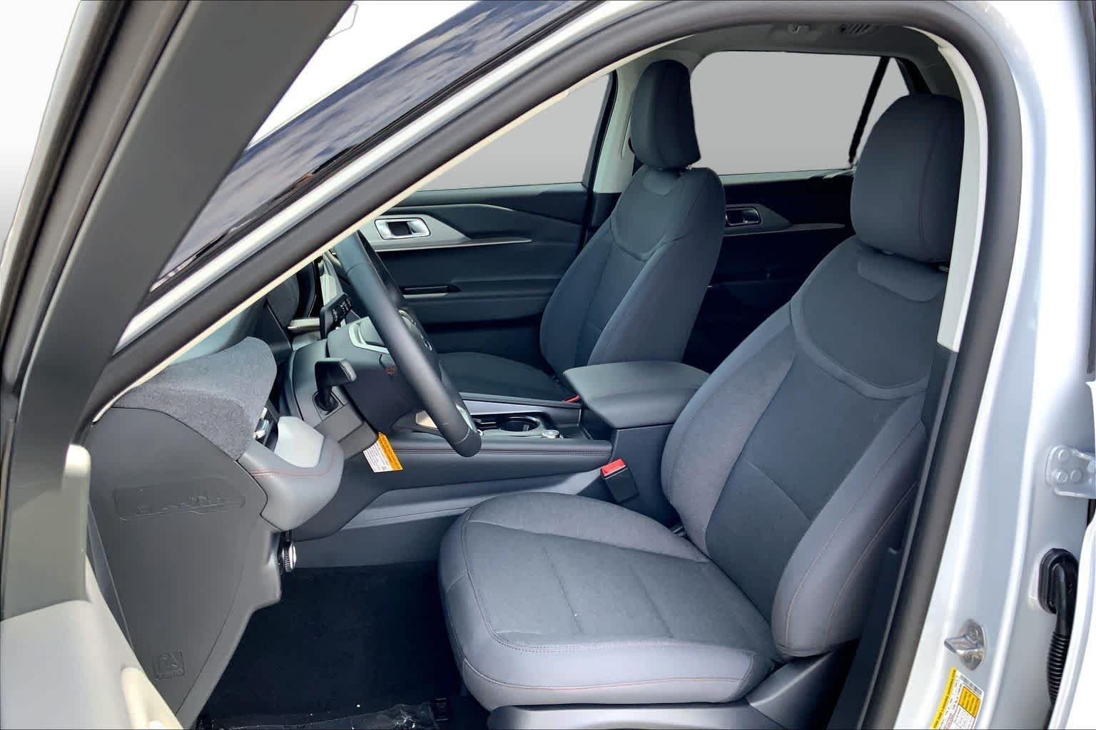 New 2026 Space White Metallic Ford Active image 7