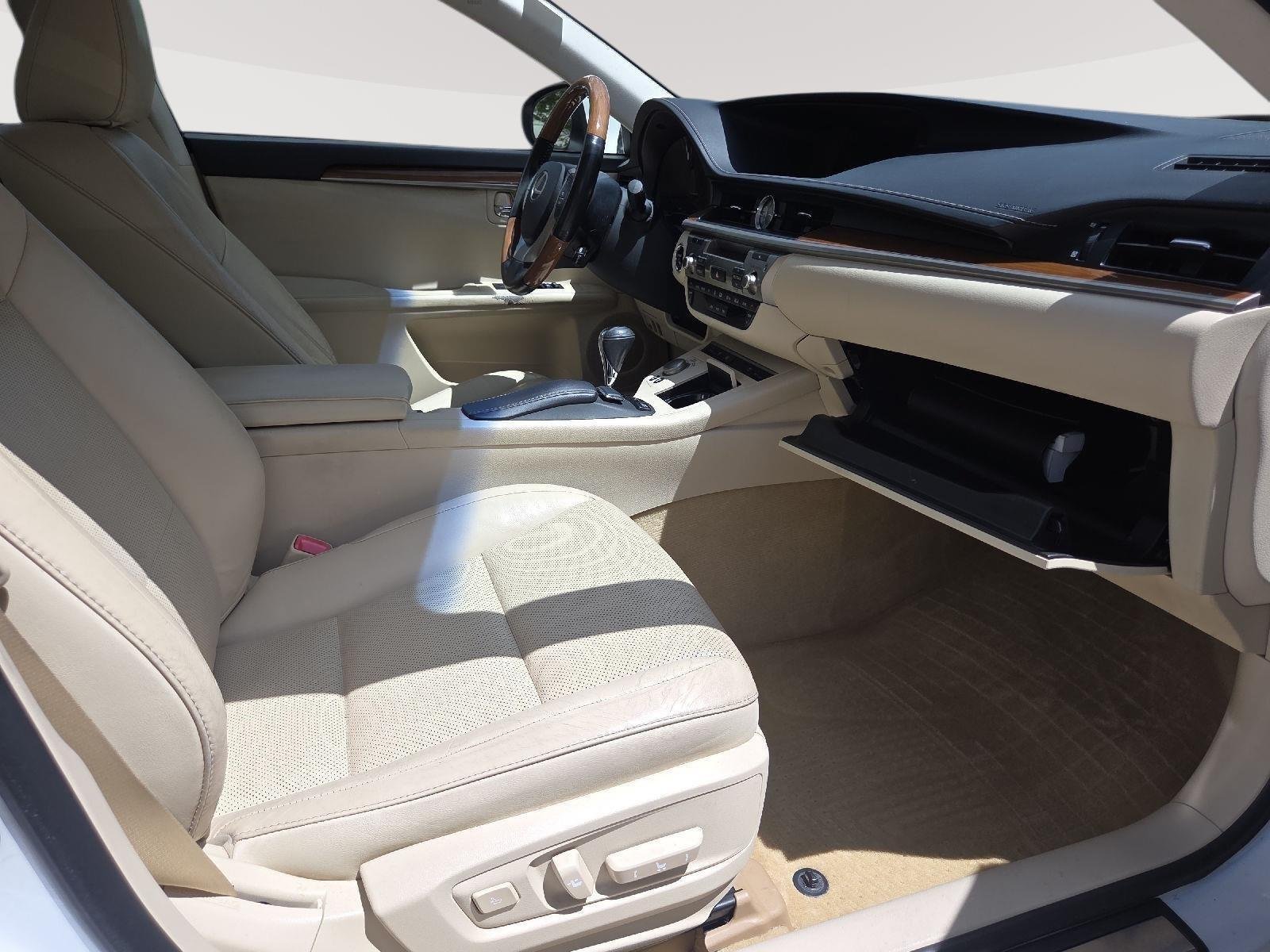 Used 2013 Starfire Pearl Lexus Hybrid image 16