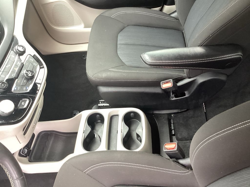 Used 2022 Gray Chrysler LX image 18