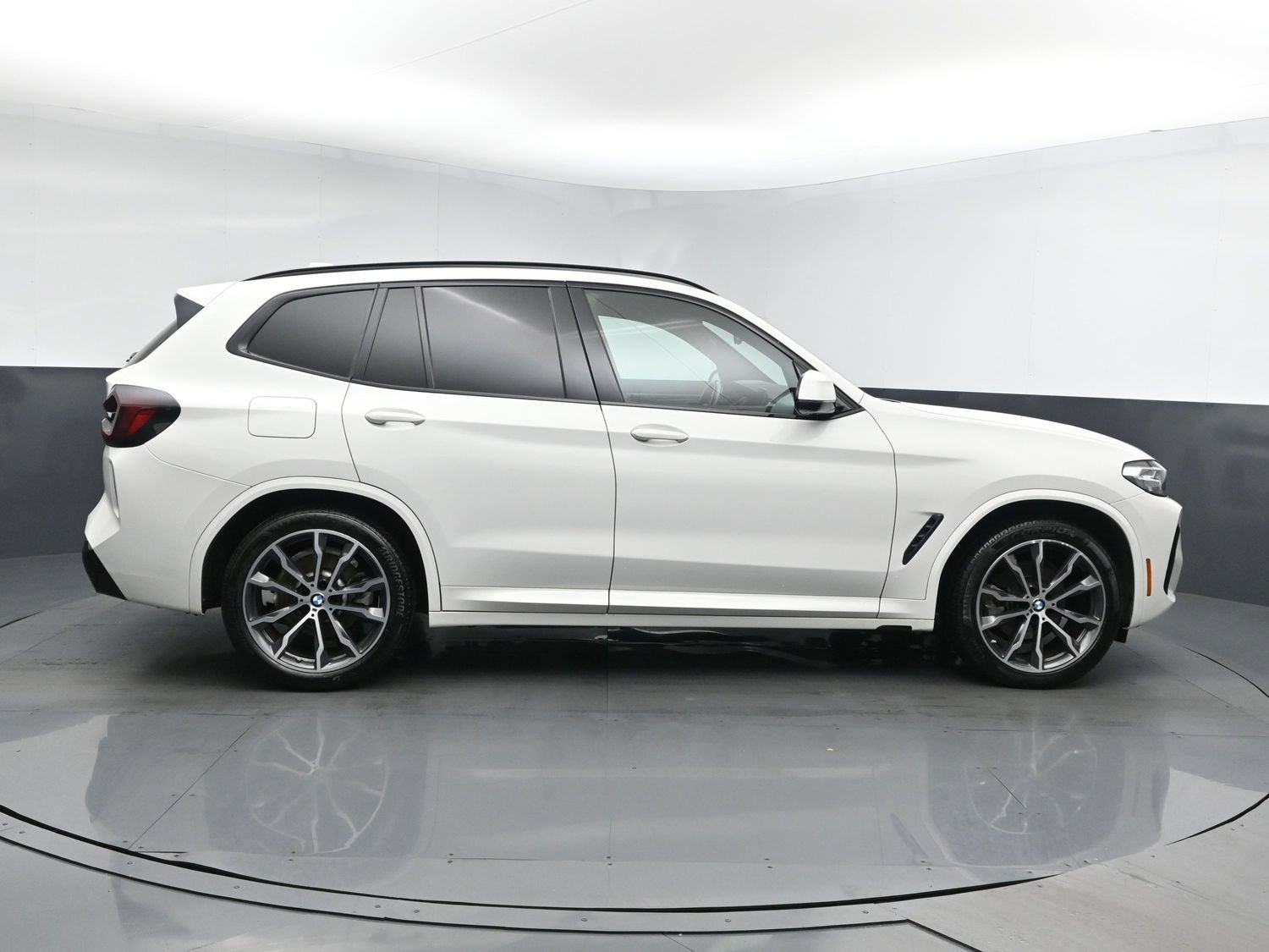 Used 2022 Alpine White BMW xDrive30i image 3