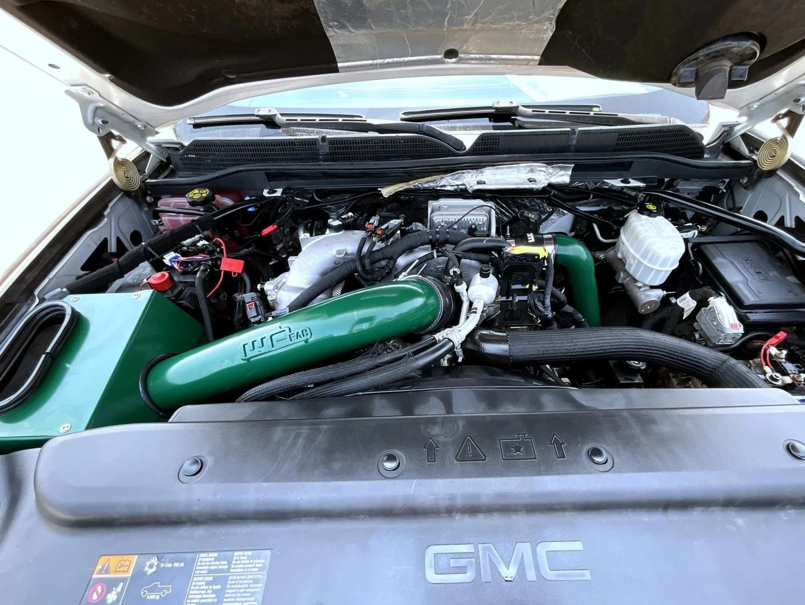 Used 2018 White GMC Denali image 27