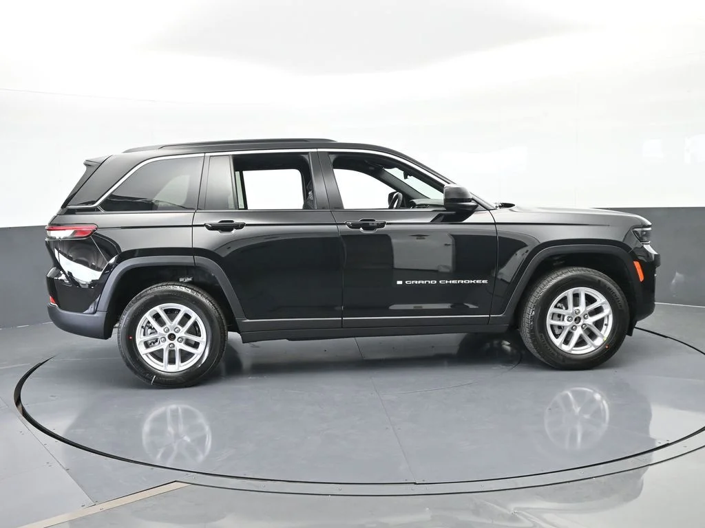 New 2026 Diamond Black Crystal Pearl-Coat Exterior Paint Jeep Laredo X image 7