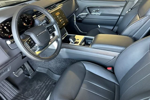 New 2026 Santorini Black Land Rover SE image 9