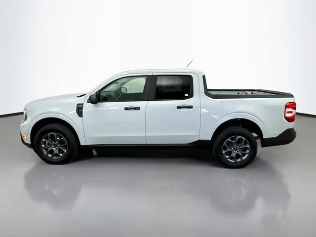 Used 2025 White Metallic Ford XLT image 4