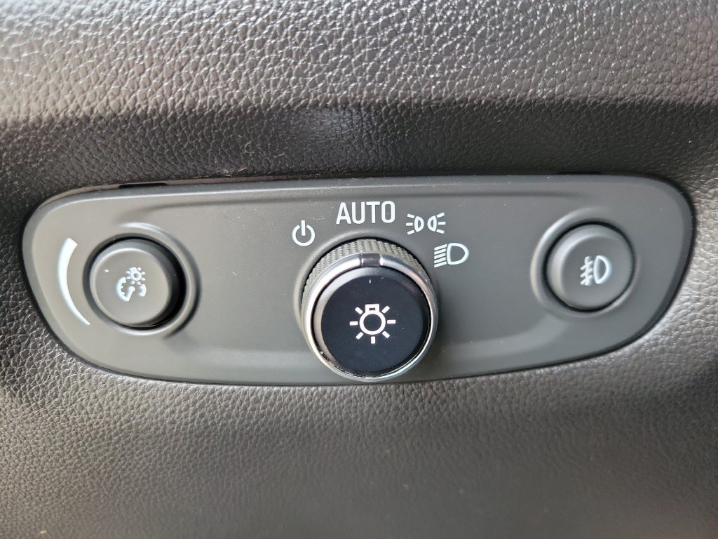 Used 2018 GRAPHITE METALLIC Chevrolet Premier image 24