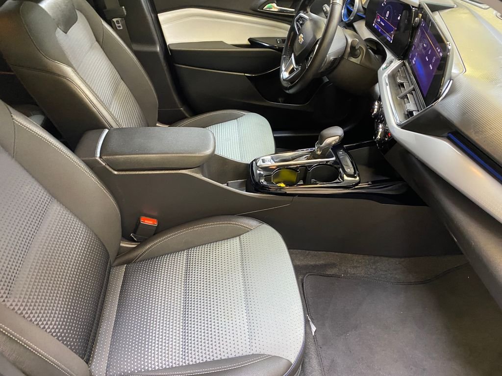 Used 2025 White Chevrolet LT image 24
