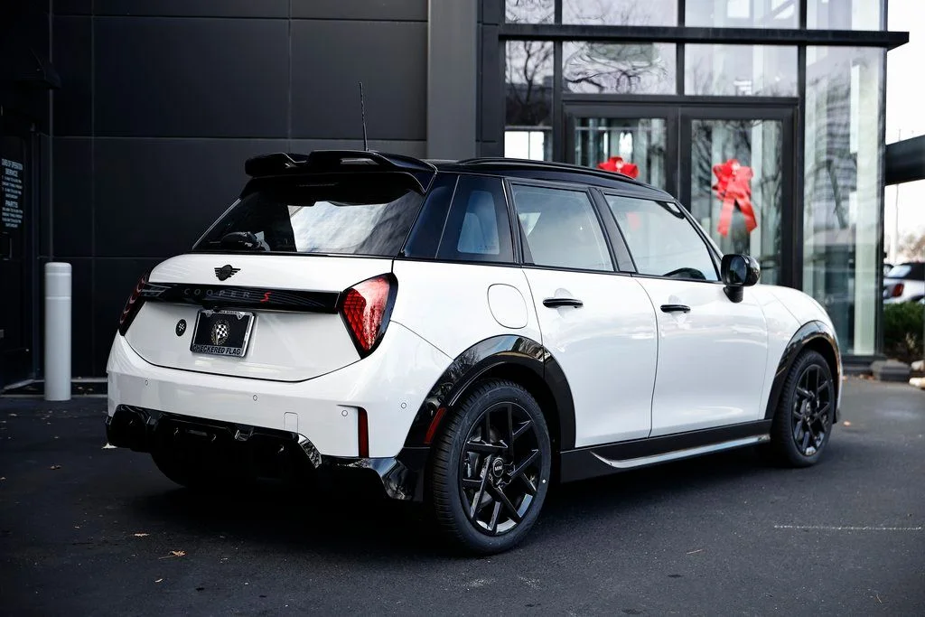 New 2026 White Metallic MINI Iconic image 7