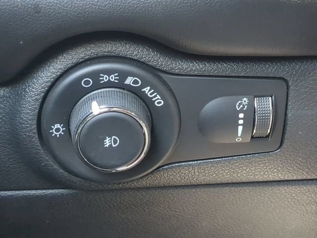 Used 2021  Dodge SXT Plus image 26