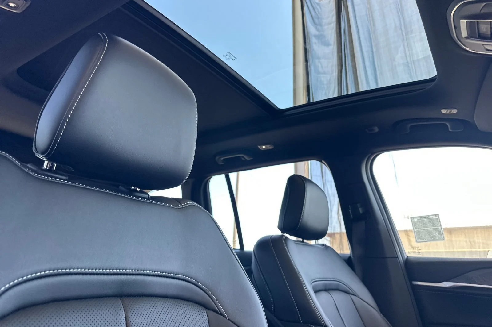 New 2026 Bright White Clear-Coat Exterior Paint Jeep Limited Reserve image 17