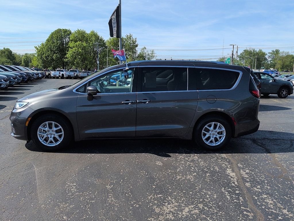 Used 2021 Gray Chrysler Touring L image 4