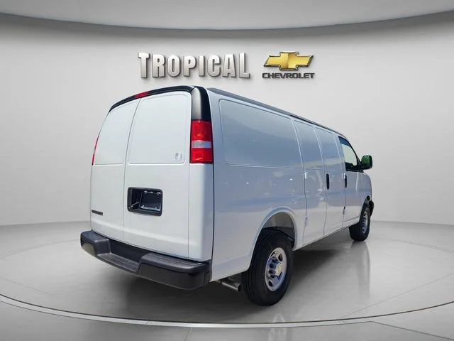 New 2026 Summit White Chevrolet WT image 5