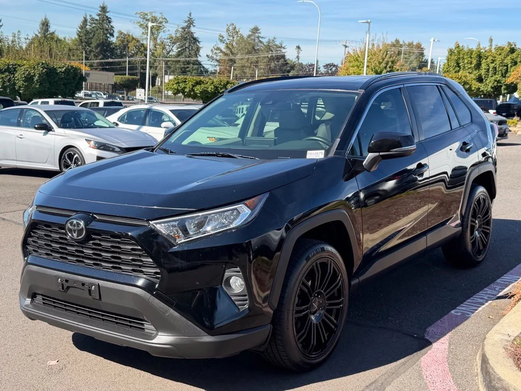 Used 2019 Midnight Black Metallic Toyota XLE Premium image 4