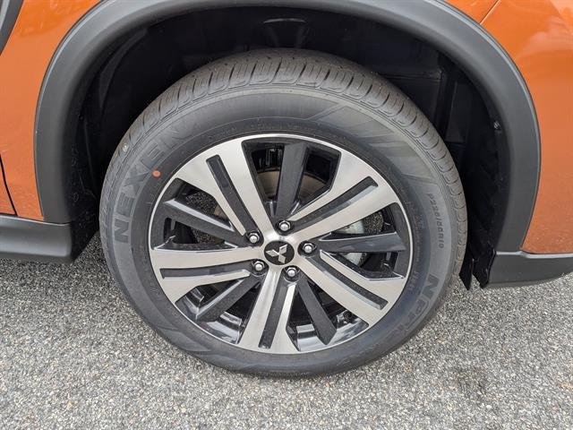 Used 2025  Mitsubishi SE image 11
