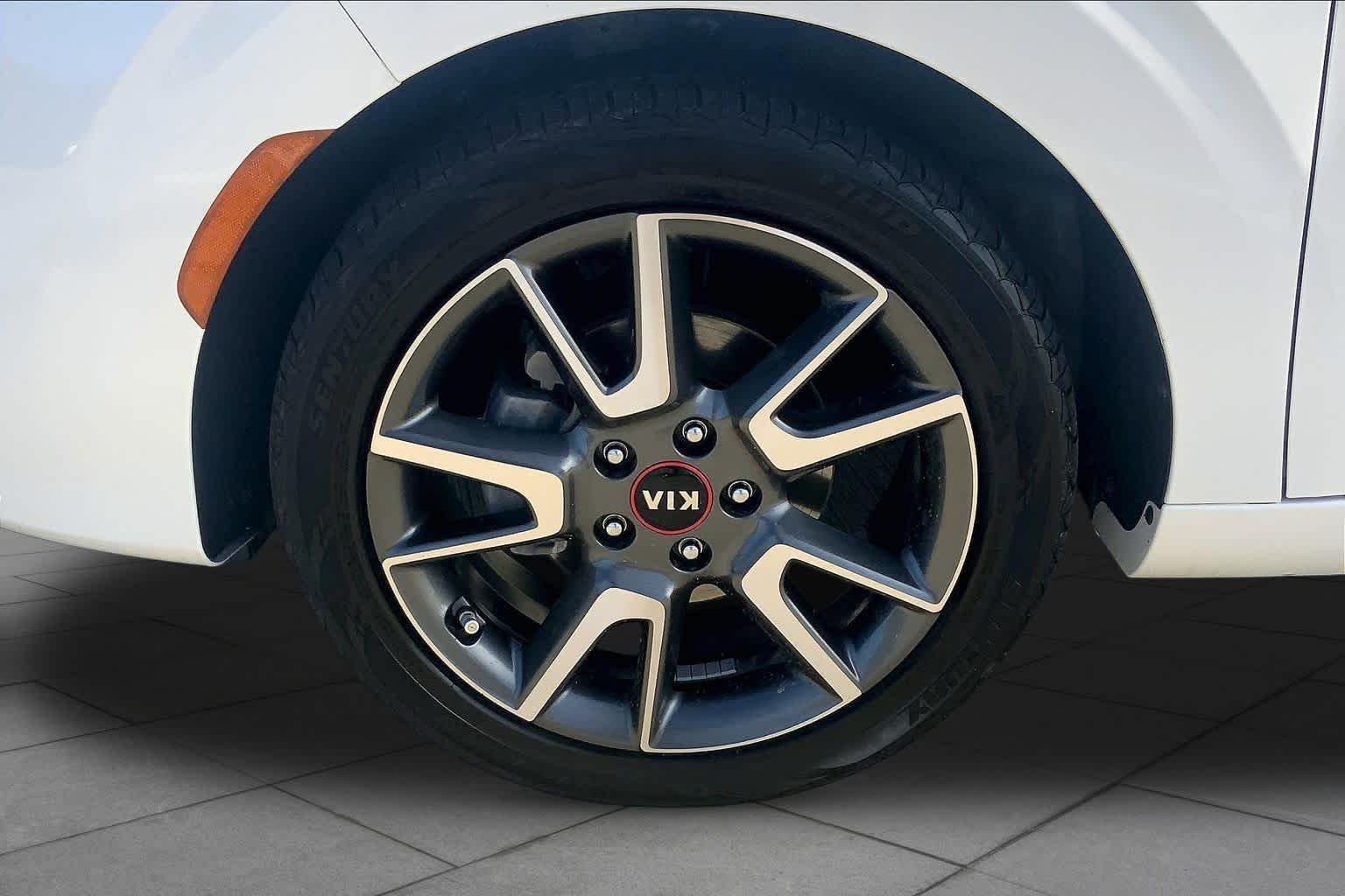 Used 2020 Snow White Pearl Kia GT-Line image 11