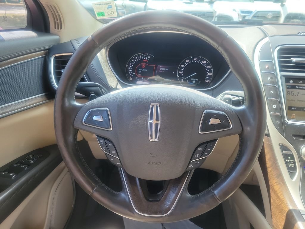 Used 2016 Red Lincoln Reserve image 18
