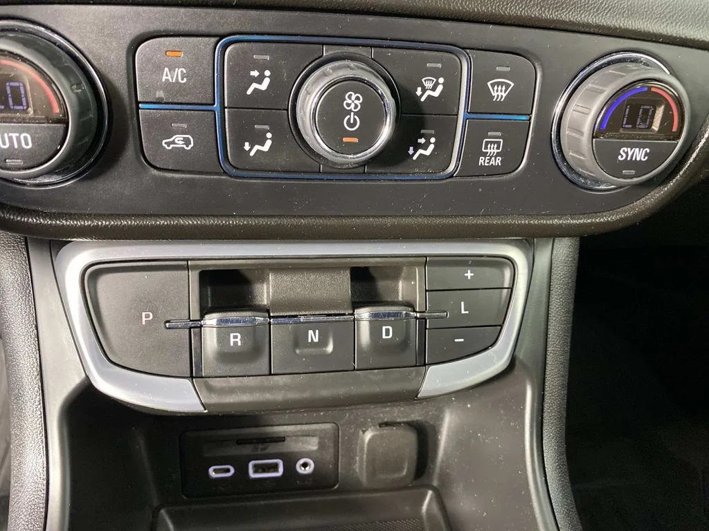 Used 2022 Silver GMC SLT image 22