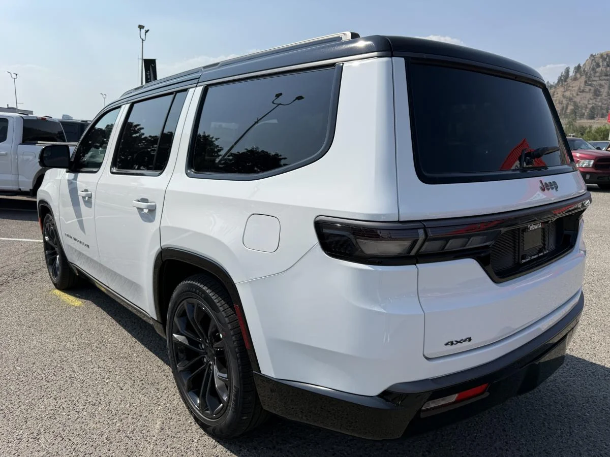 New 2026 White Jeep Summit Reserve image 4