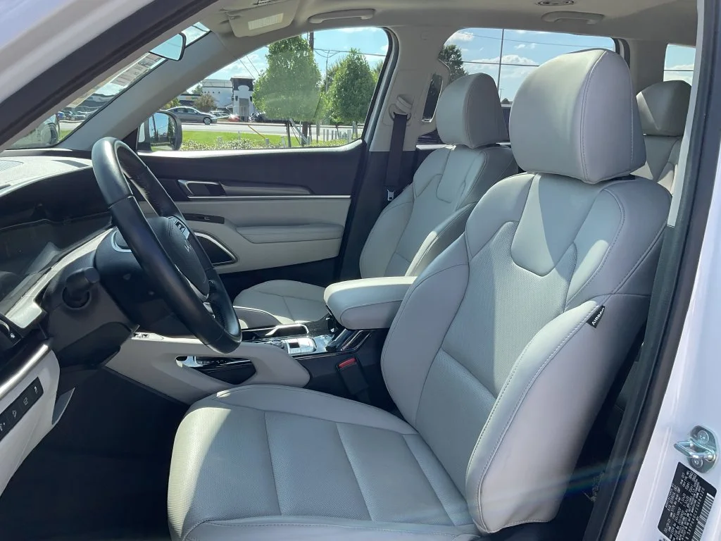 Used 2025 White Kia S image 14