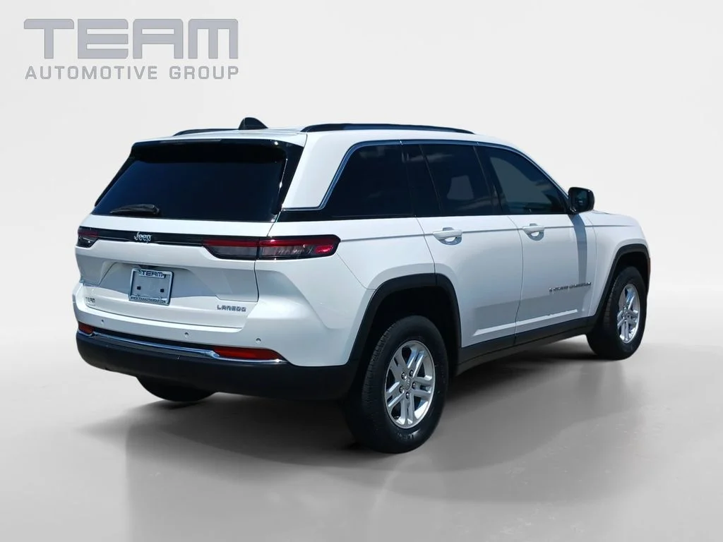 Used 2023 White Jeep Laredo image 7