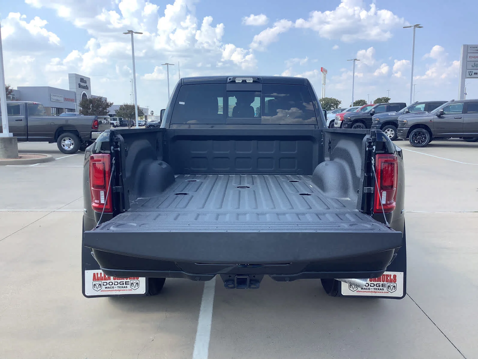 2026 RAM 3500 Laramie - Photo 8