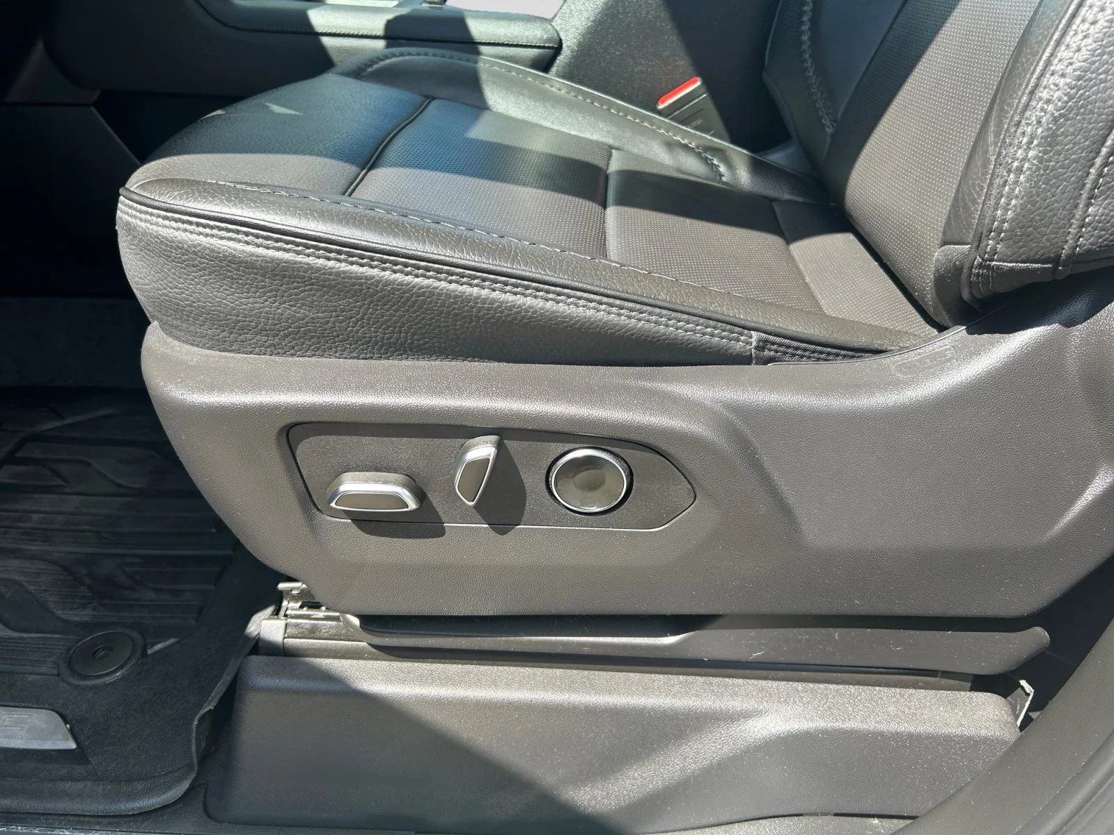 Used 2025 Gray GMC Denali Crew 6.6L DIESEL Leather Sunroof Nav 5th Wheel Prep Package image 15
