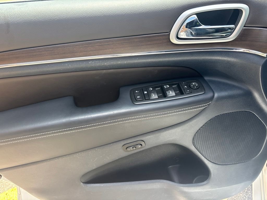 Used 2015 Bright White Jeep  image 14
