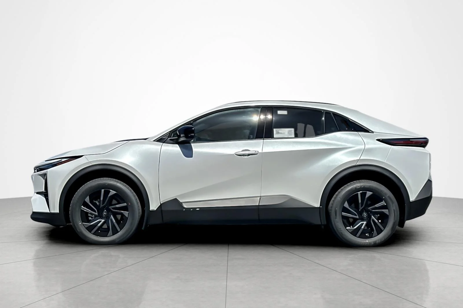 New 2026 Wind Chill Pearl <sup>1</sup> Toyota  SE image 2