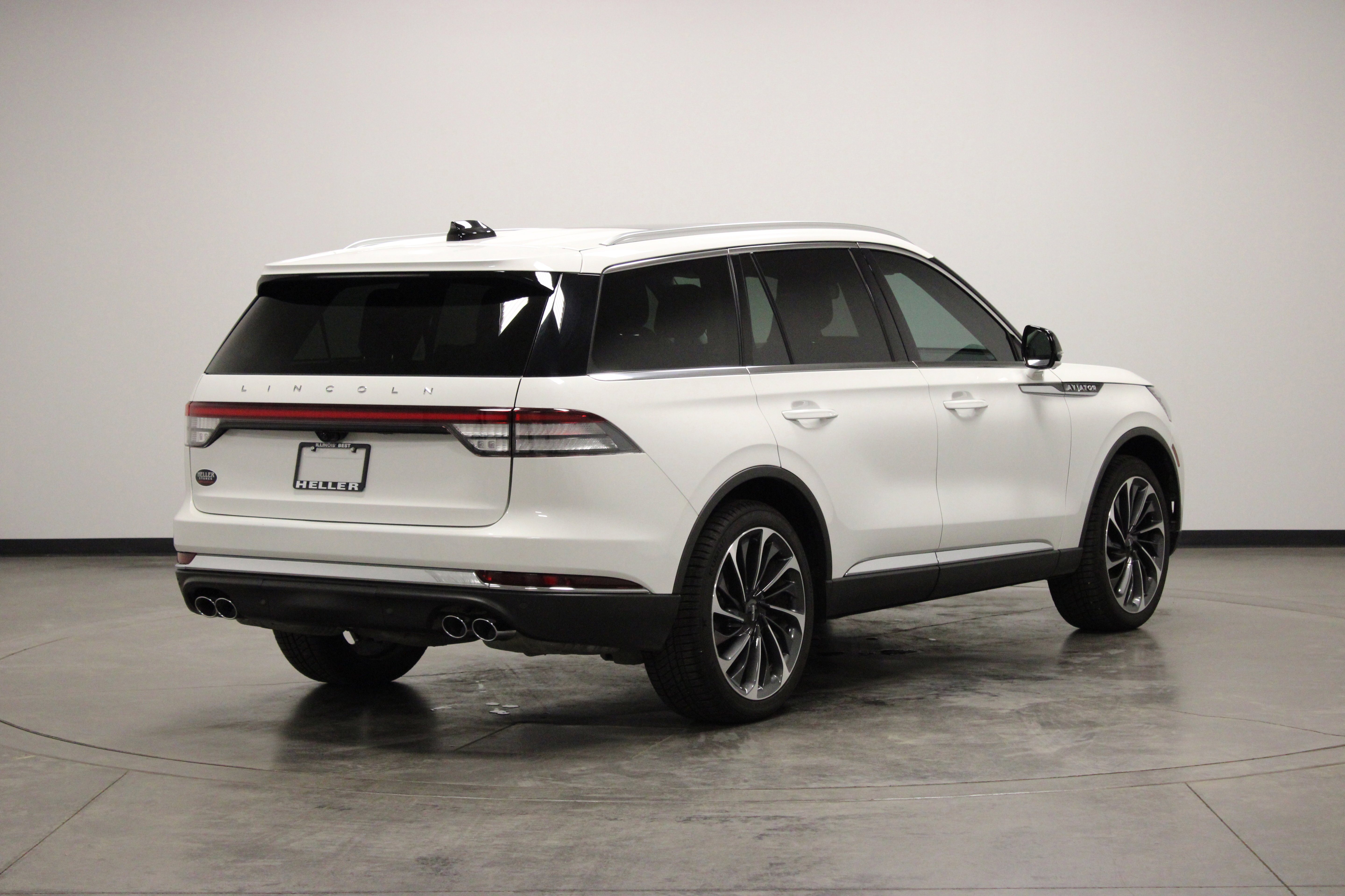 Used 2025 Pristine White Metallic Tri-Coat Lincoln Reserve image 8