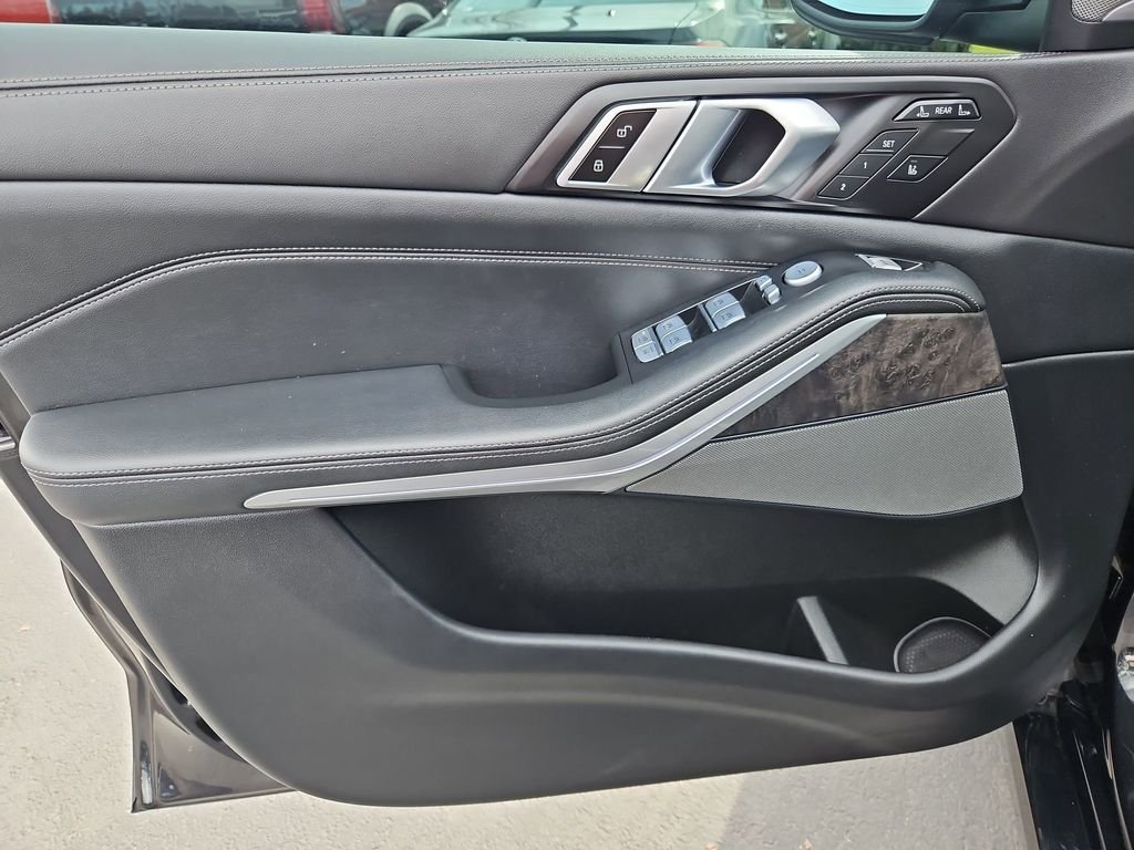 Used 2023 Black BMW xDrive40i image 10