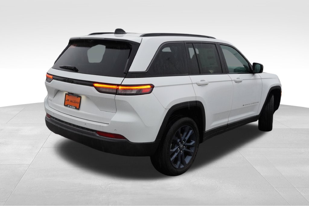 New 2026 Bright White Clear-Coat Exterior Paint Jeep Limited image 3