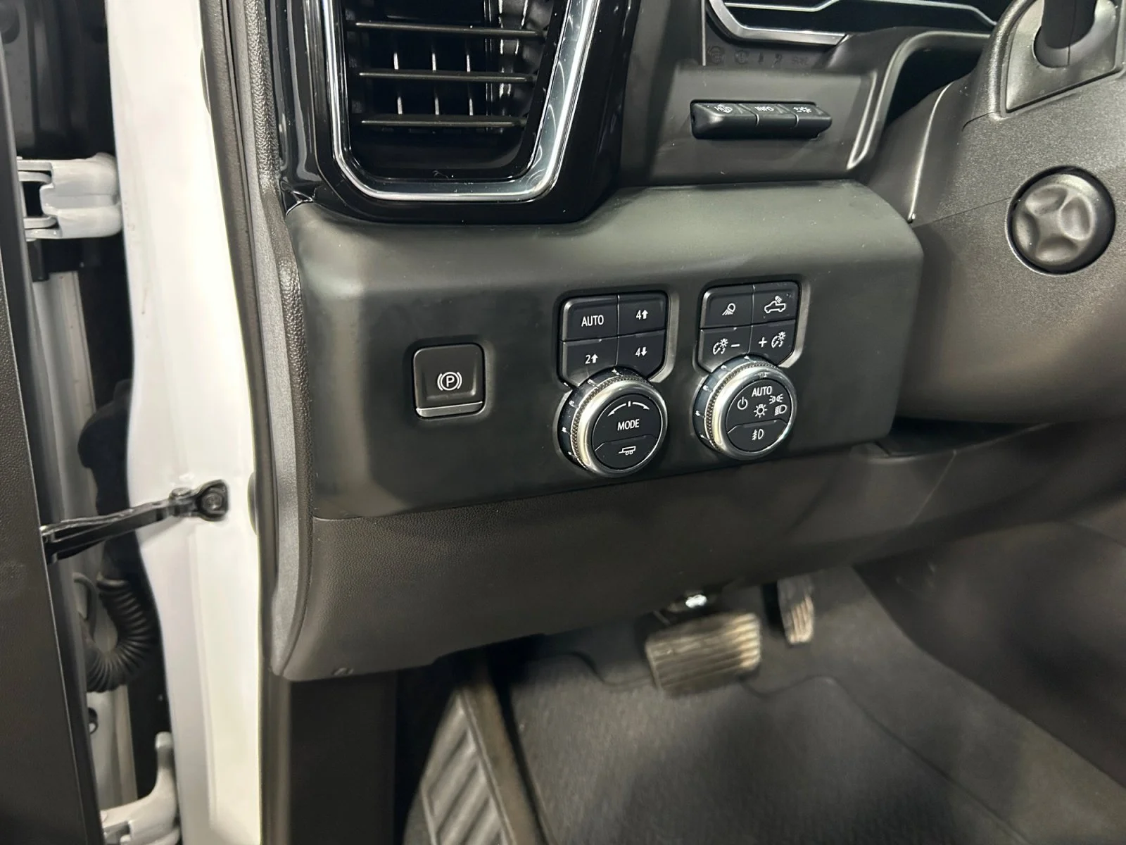 Used 2023 White GMC Denali Crew Cab image 16