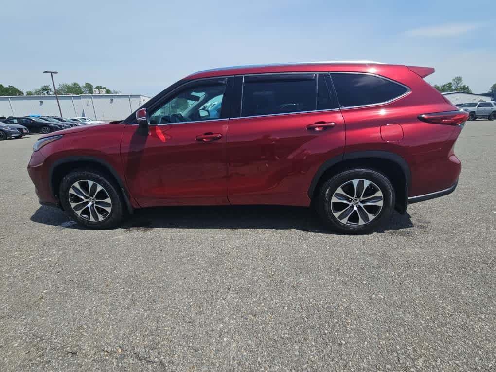 Used 2021 Ruby Flare Pearl Toyota XLE image 3