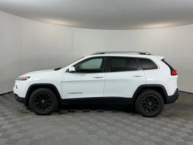 Used 2017 Bright White Clearcoat Jeep Latitude image 8