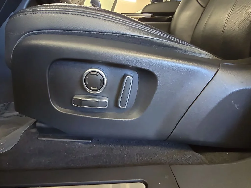Used 2021  Land Rover Dynamic image 29