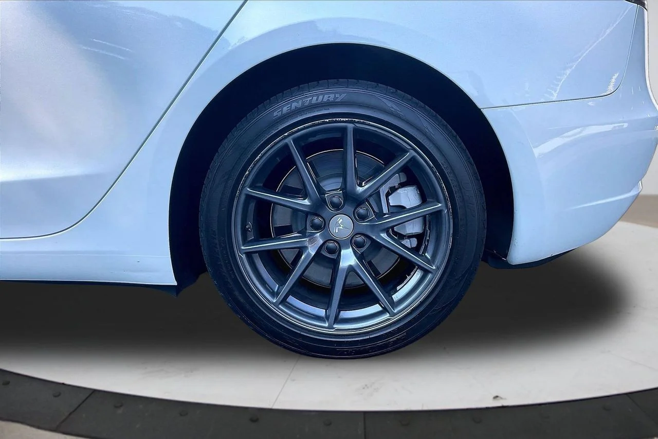Used 2023  Tesla Base image 37