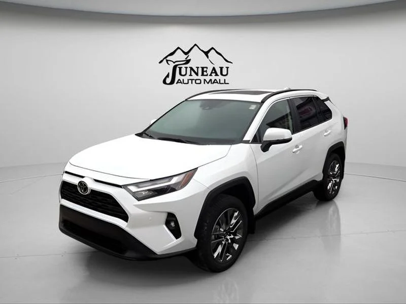 Used 2025 Wind Chill Pearl Toyota XLE Premium image 4