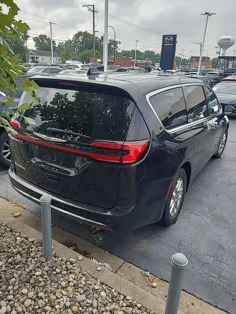 Used 2025 Black Chrysler Select image 3