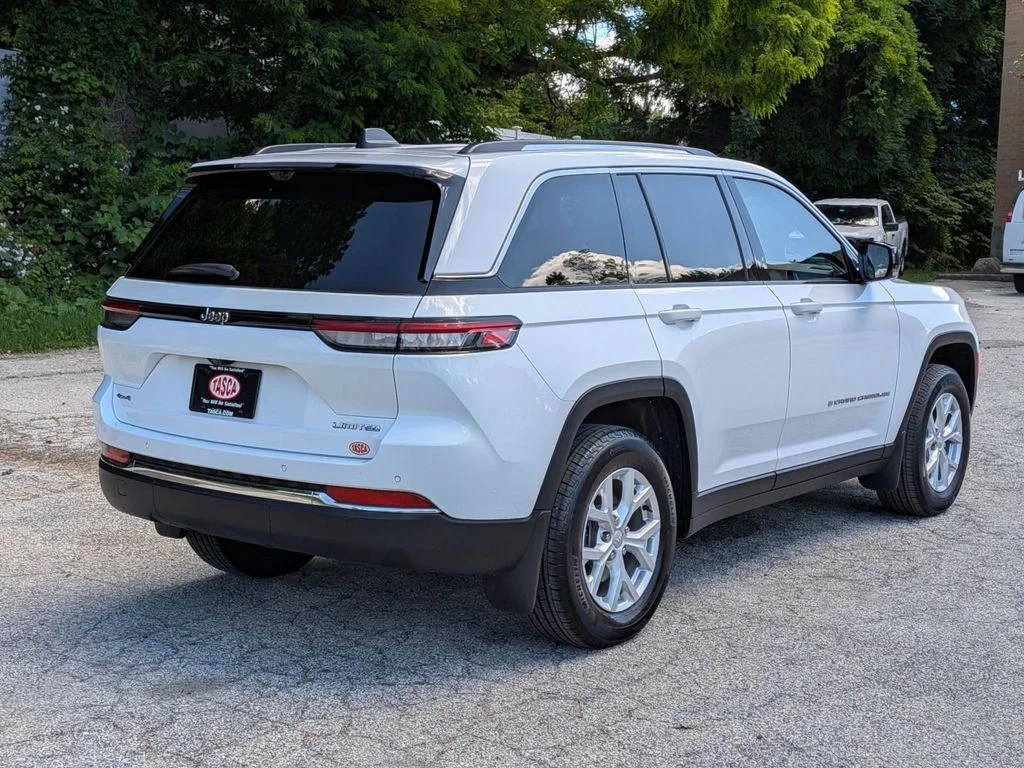 Used 2023 White Jeep Limited image 3