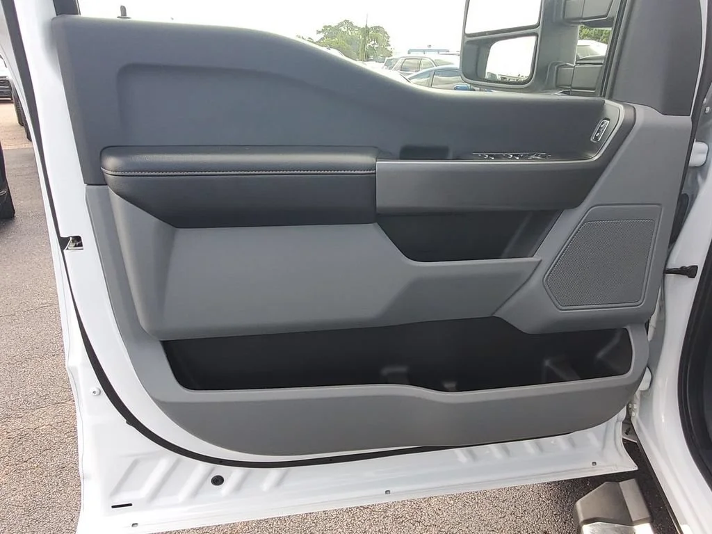 Used 2025 White Ford XL image 27