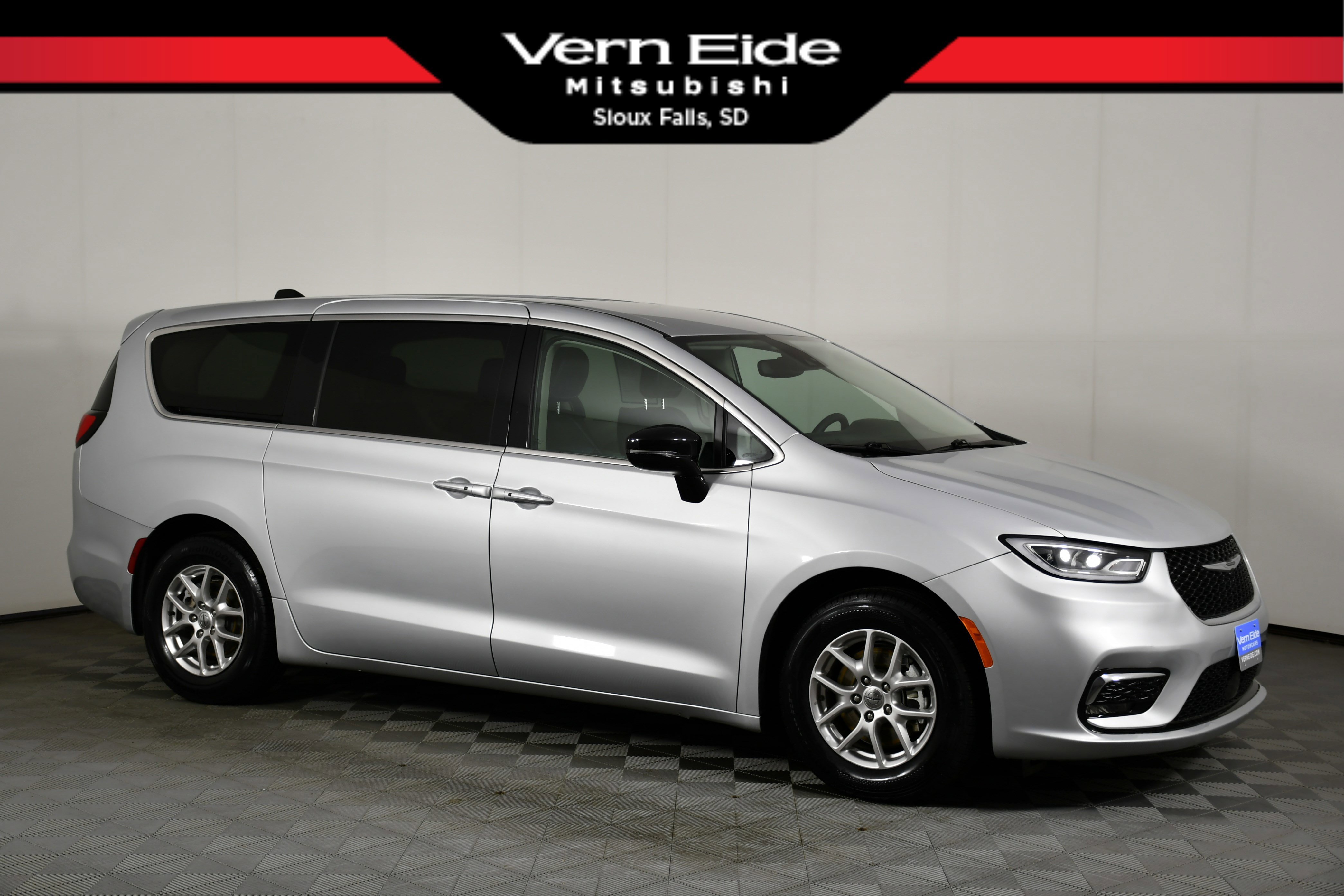2024 Chrysler Pacifica Touring L's photo