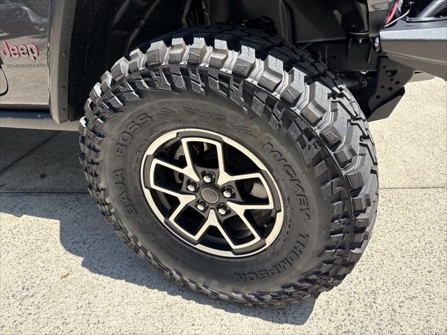 New 2026 Granite Crystal Metallic Clear-Coat Exterior Paint Jeep Rubicon image 15