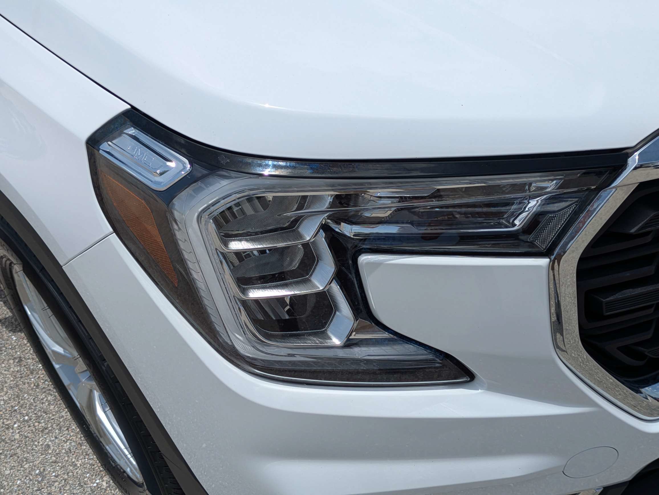 Used 2024 Summit White GMC SLE image 10