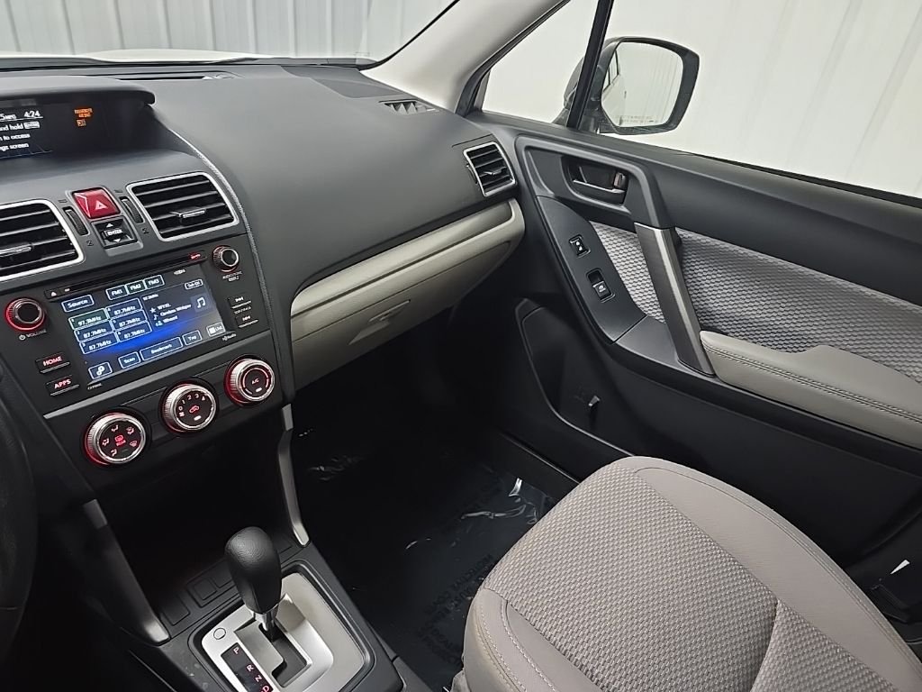Used 2018 White Subaru 2.5i image 27
